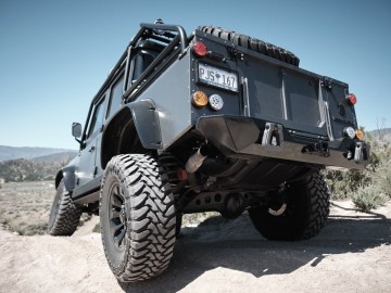 Land Rover Defender &ndash; W stylu Bonda